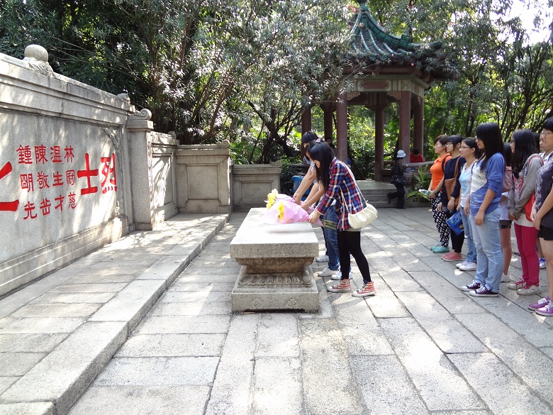 图一:烈士之墓献花.JPG